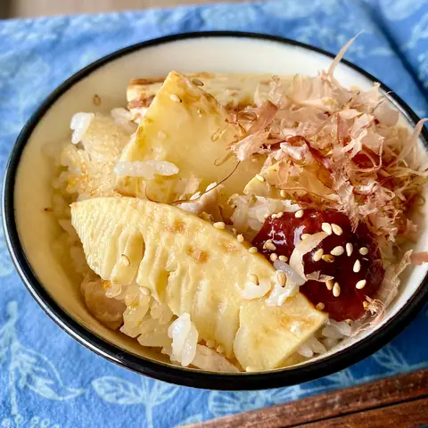 香ばしく焼いたタケノコと鶏むね肉の焚き込みご飯