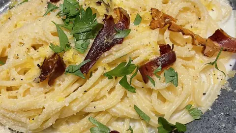 クリスピー生ハムとレモンのクリームパスタ